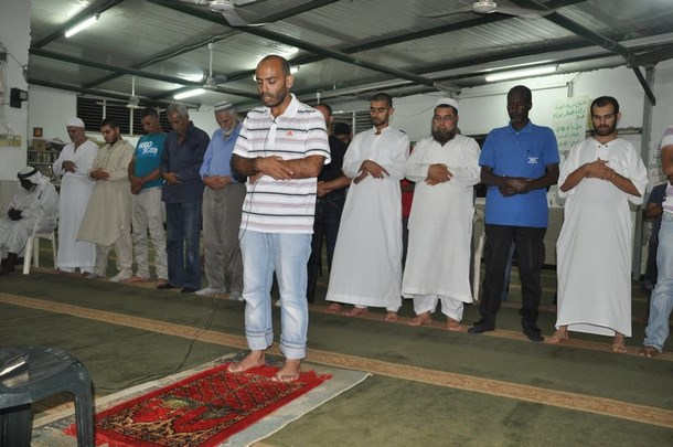  بالفيديو: شعائر صلاتي العشاء والتراويح في مسجد النور بمدينة اللد 